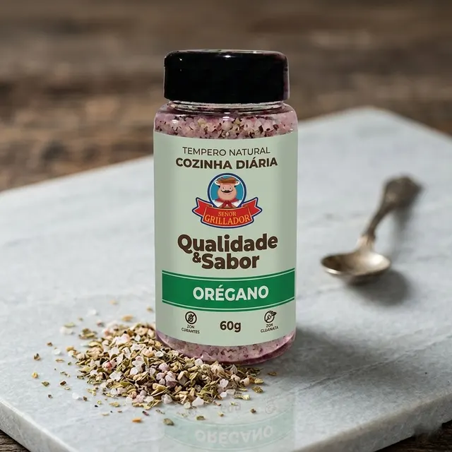 Frasco de Orégano Señor Grillador com orégano seco espalhado sobre a mesa